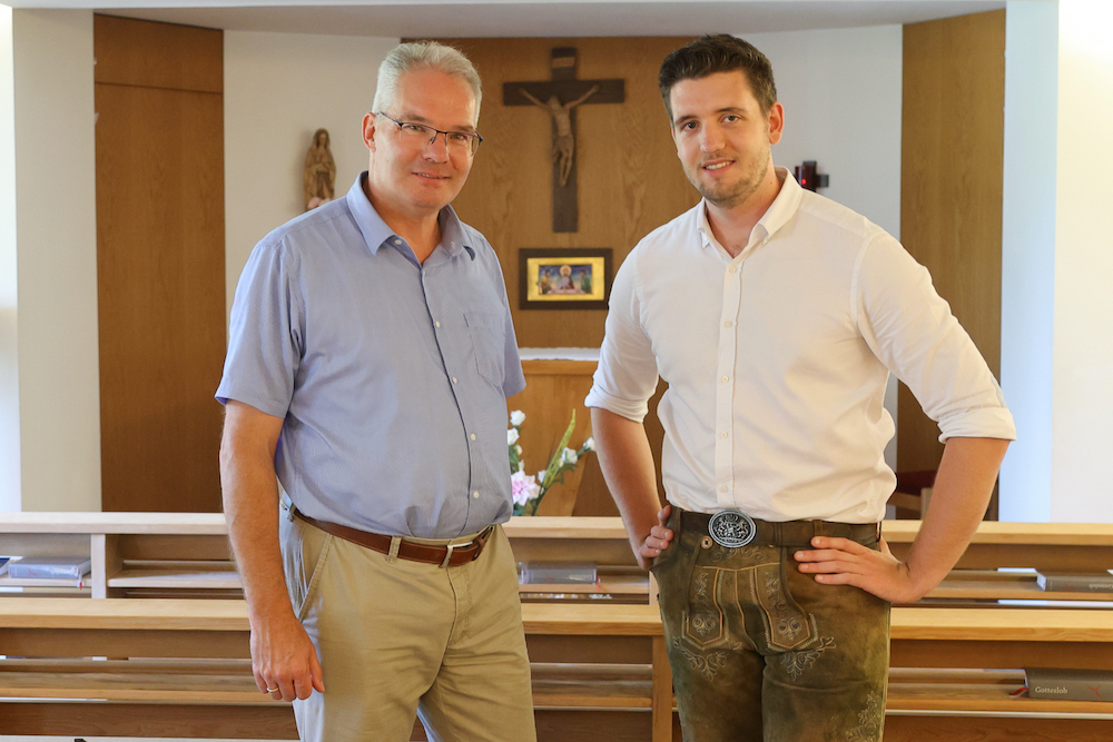 Josef Weidmann mit Sohn Cornelius in der kleineren Kapelle des ApostelHauses in Alzgern.